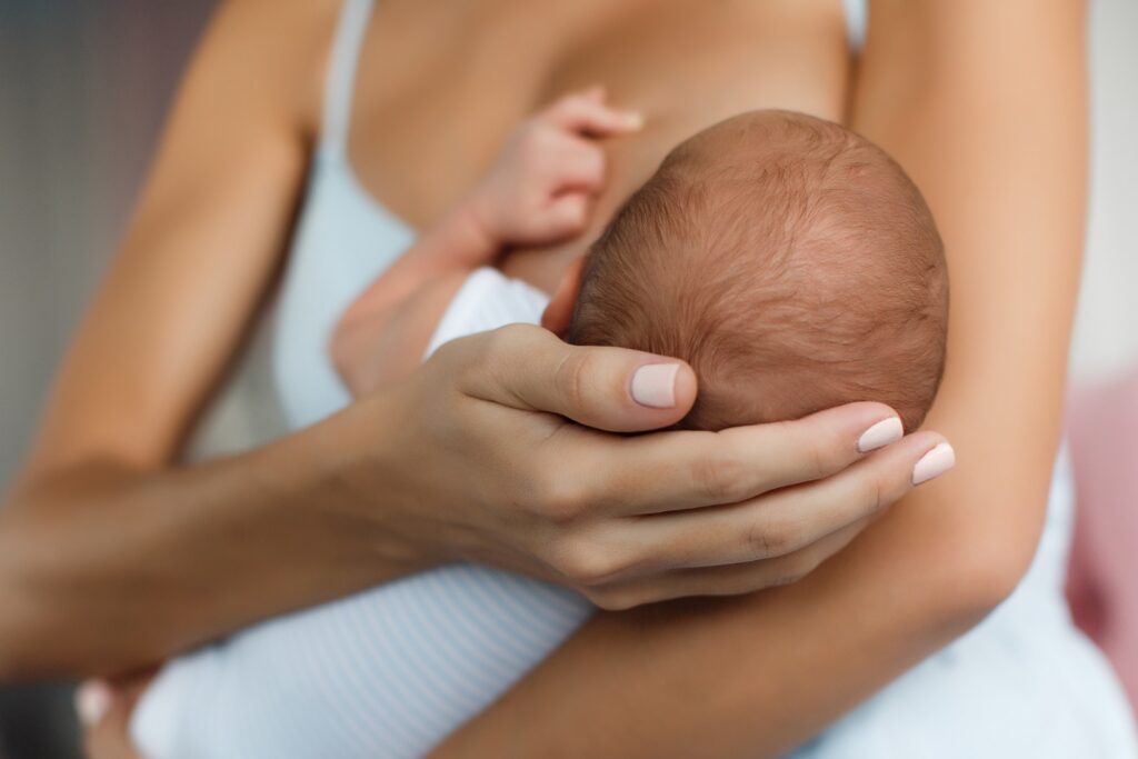 Les implants mammaires et l'allaitement bébé